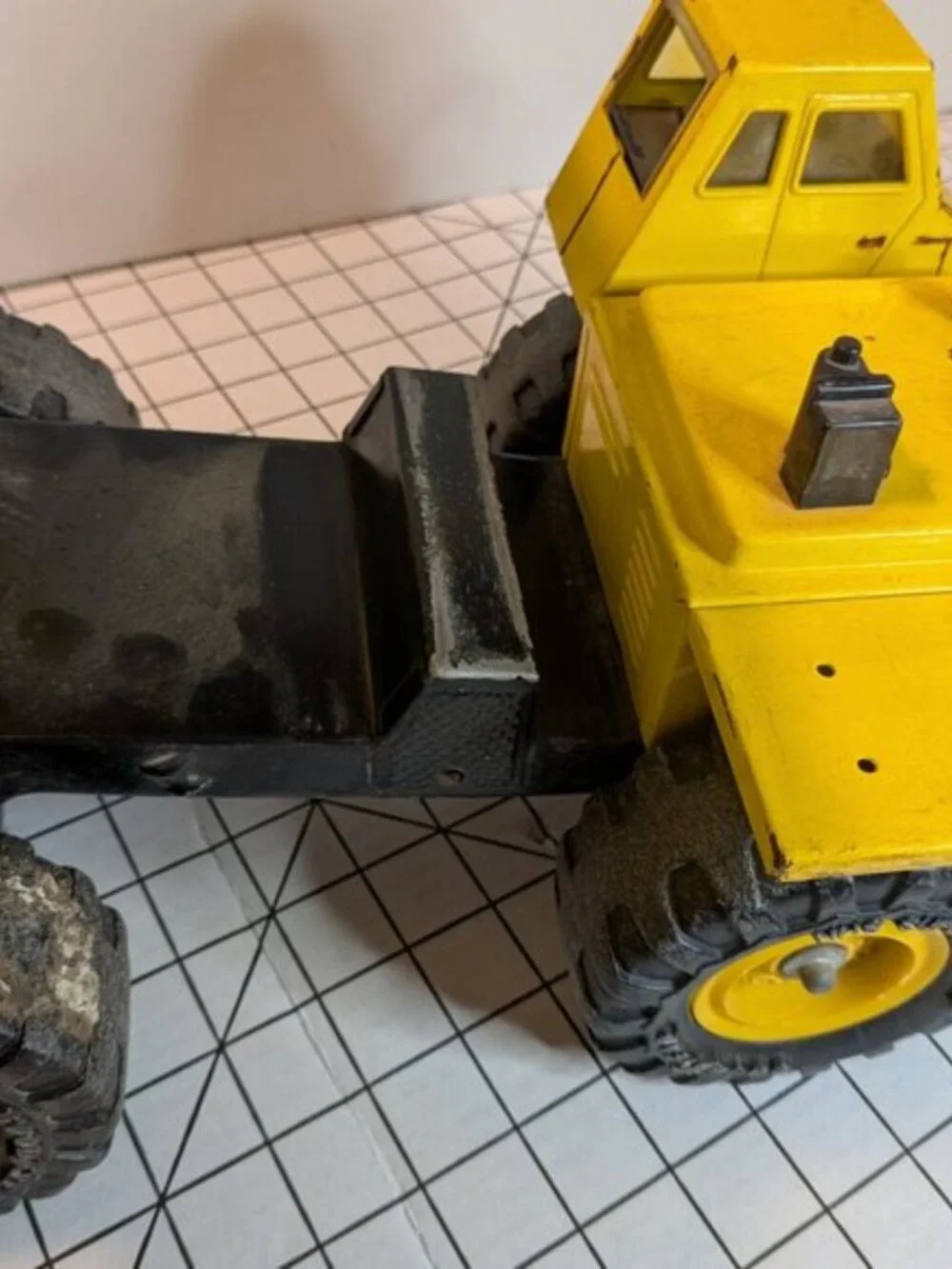 Vintage 1986 Remco Earthmover Dump Truck Pressed Steel Euclid Style Yellow